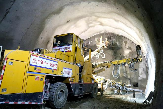 鄭渝高鐵建設者：國內最先進設備加持，攻克5506米高風險隧道工程難關(圖3)