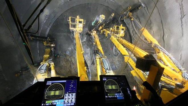 鄭渝高鐵建設者：國內最先進設備加持，攻克5506米高風險隧道工程難關(圖1)