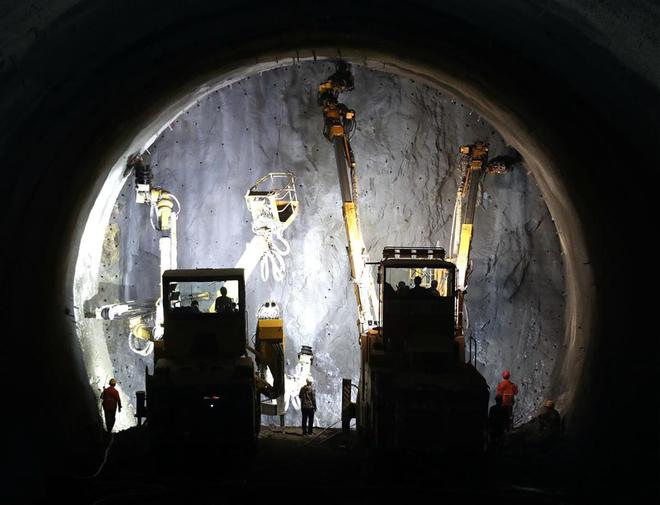 鄭渝高鐵建設者：國內最先進設備加持，攻克5506米高風險隧道工程難關(圖2)