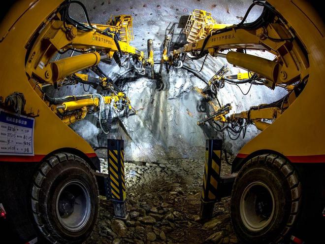 鄭渝高鐵建設者：國內最先進設備加持，攻克5506米高風險隧道工程難關(圖4)
