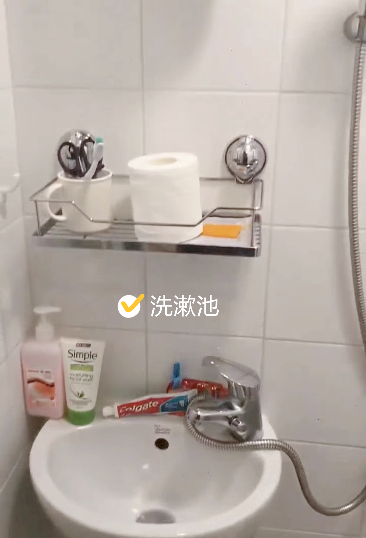 香港菲傭的房子，只有3㎡，睡在洗衣機上，卻有空調和獨立衛生間(圖9)