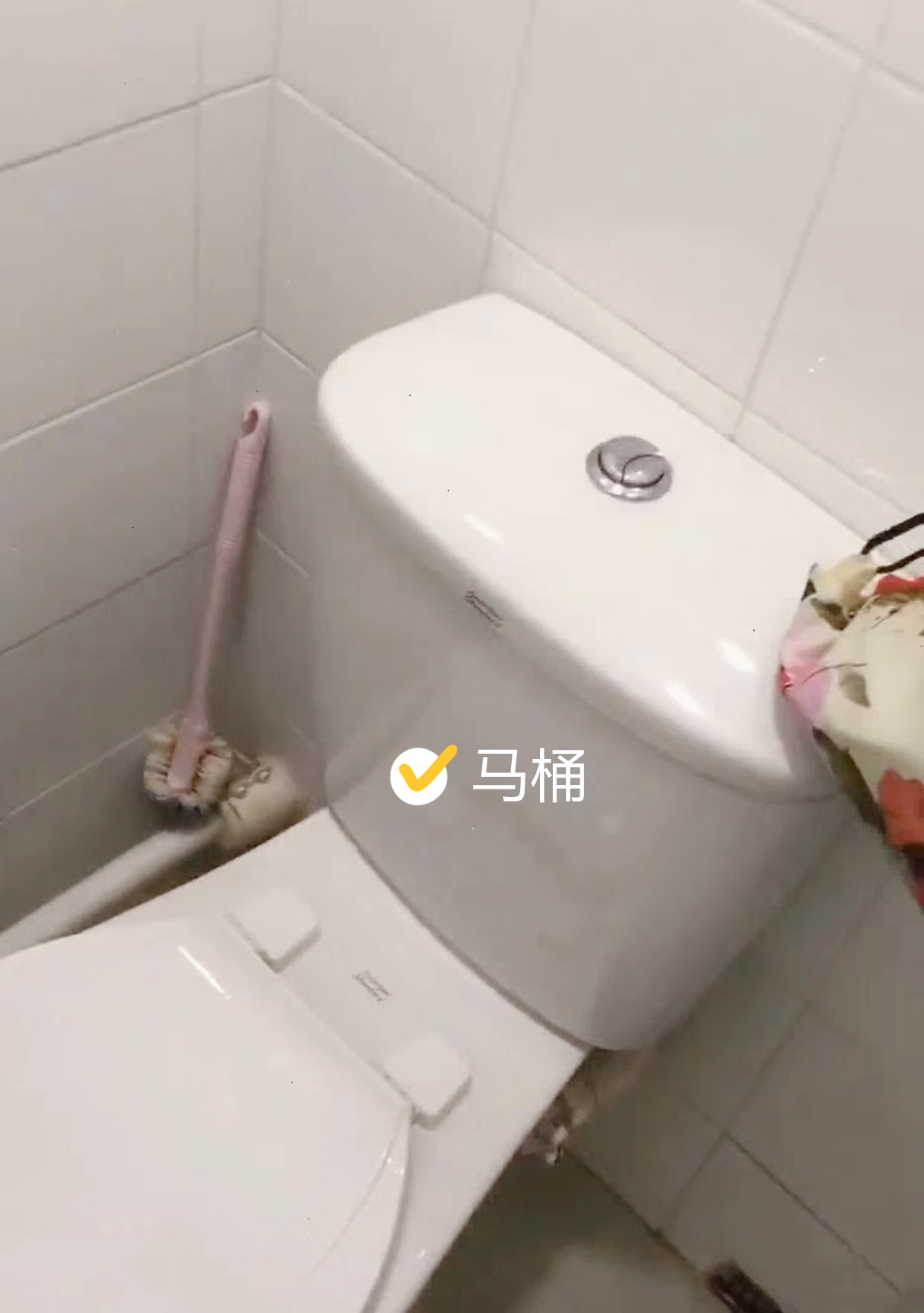 香港菲傭的房子，只有3㎡，睡在洗衣機上，卻有空調和獨立衛生間(圖10)