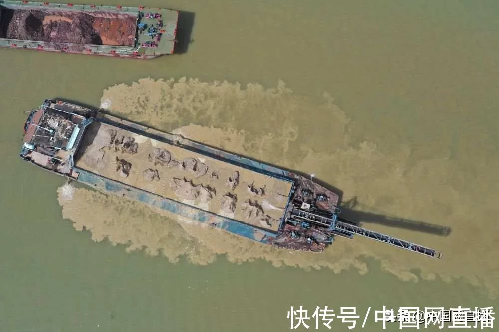 觸目驚心！黃泥水竟從洗砂船直排河道(圖3)